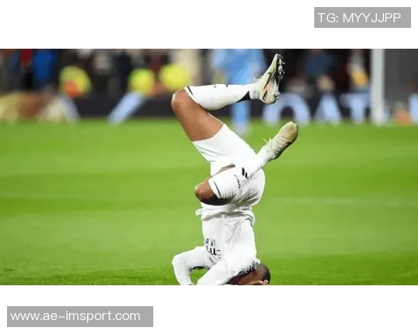 姆巴佩争抢中意外倒地主动示意换人球迷心忧望无大碍 姆巴佩争抢中意外倒地主动示意换人球迷心忧望无大碍